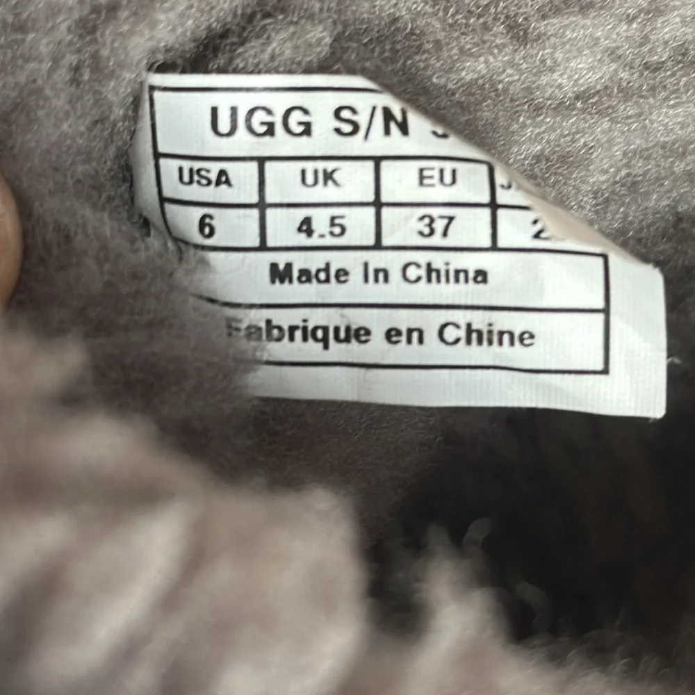Uggs Bailey Button II boot grey size 6